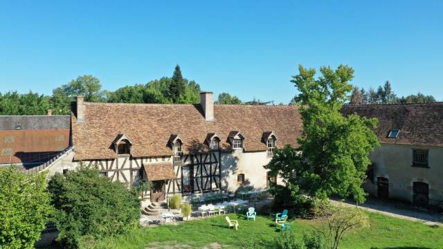 Gîte de Groupe et Centre Équestre à Deux Pas du Château de C